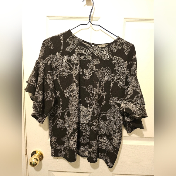 ? Tops - Chic Black and White Floral Blouse